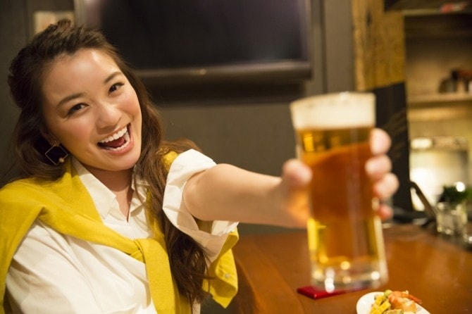 女性と乾杯